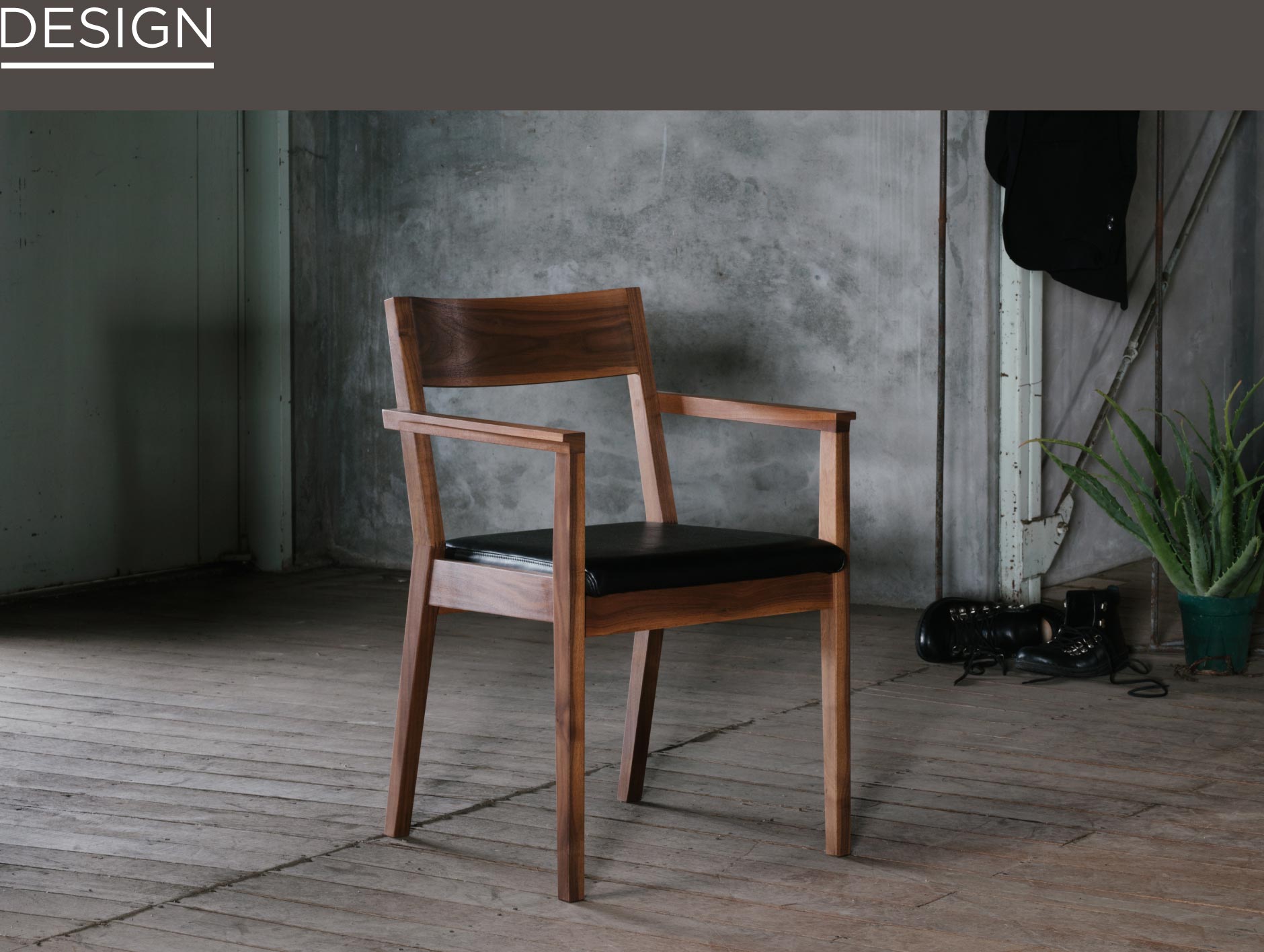 SOLIDの家具で1番目に作られた代表的なダイニングチェア。ロングアームながらもシャープなデザインでSOLID福岡店のテーブルとの相性も抜群です。