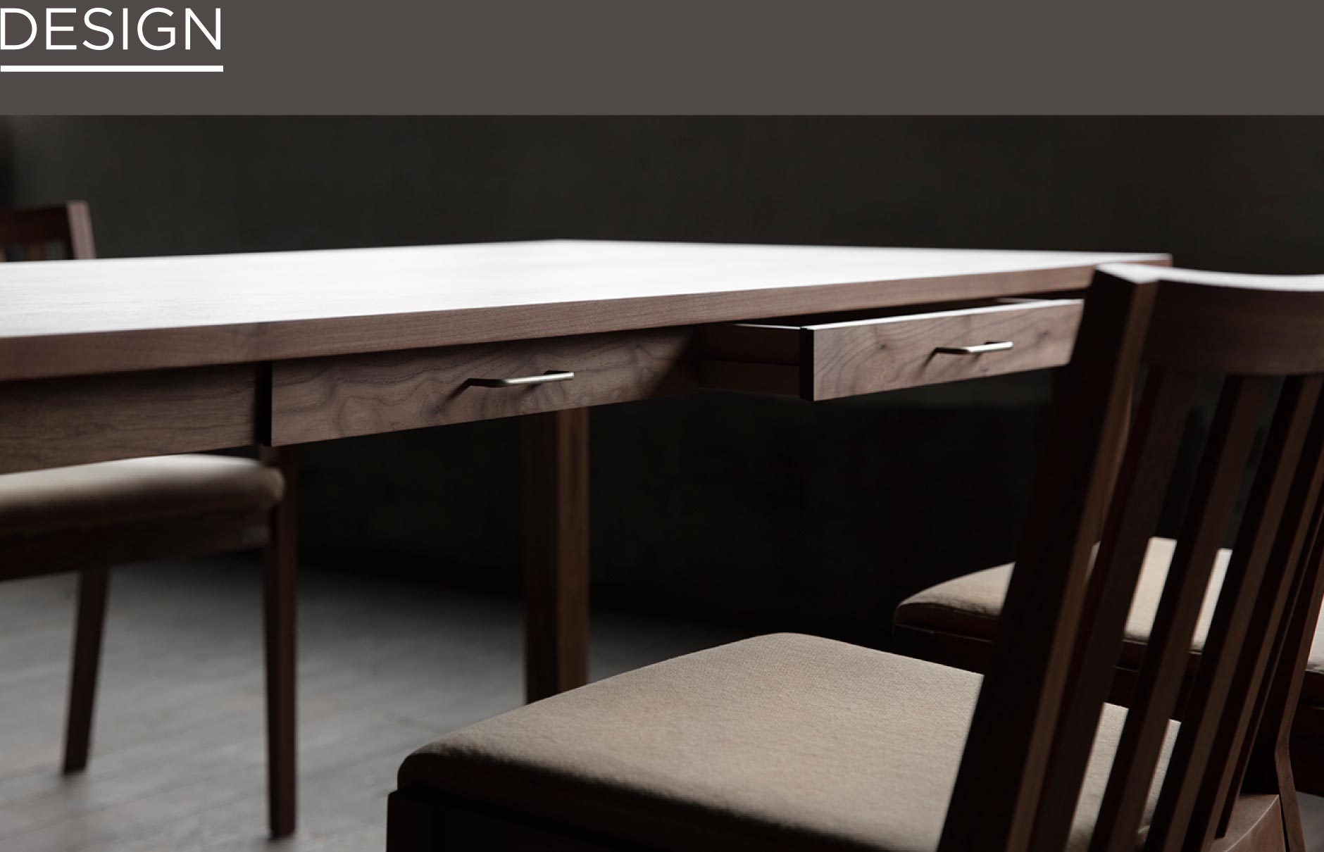 エッジのきいたデザインカットで陰影を生み、引出には真鍮などの異素材を組み合わせたSOLID福岡の家具の中でもスタイリッシュなテーブル。
