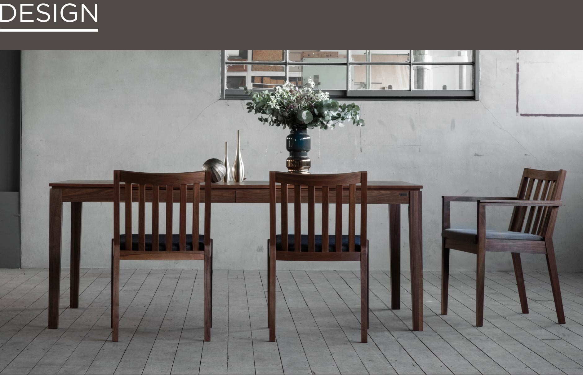 SOLID福岡の家具の中でも才色兼備なダイニングテーブル。引出しに食器や小物などの収納ができ、生活感を感じさせない空間を実現します。