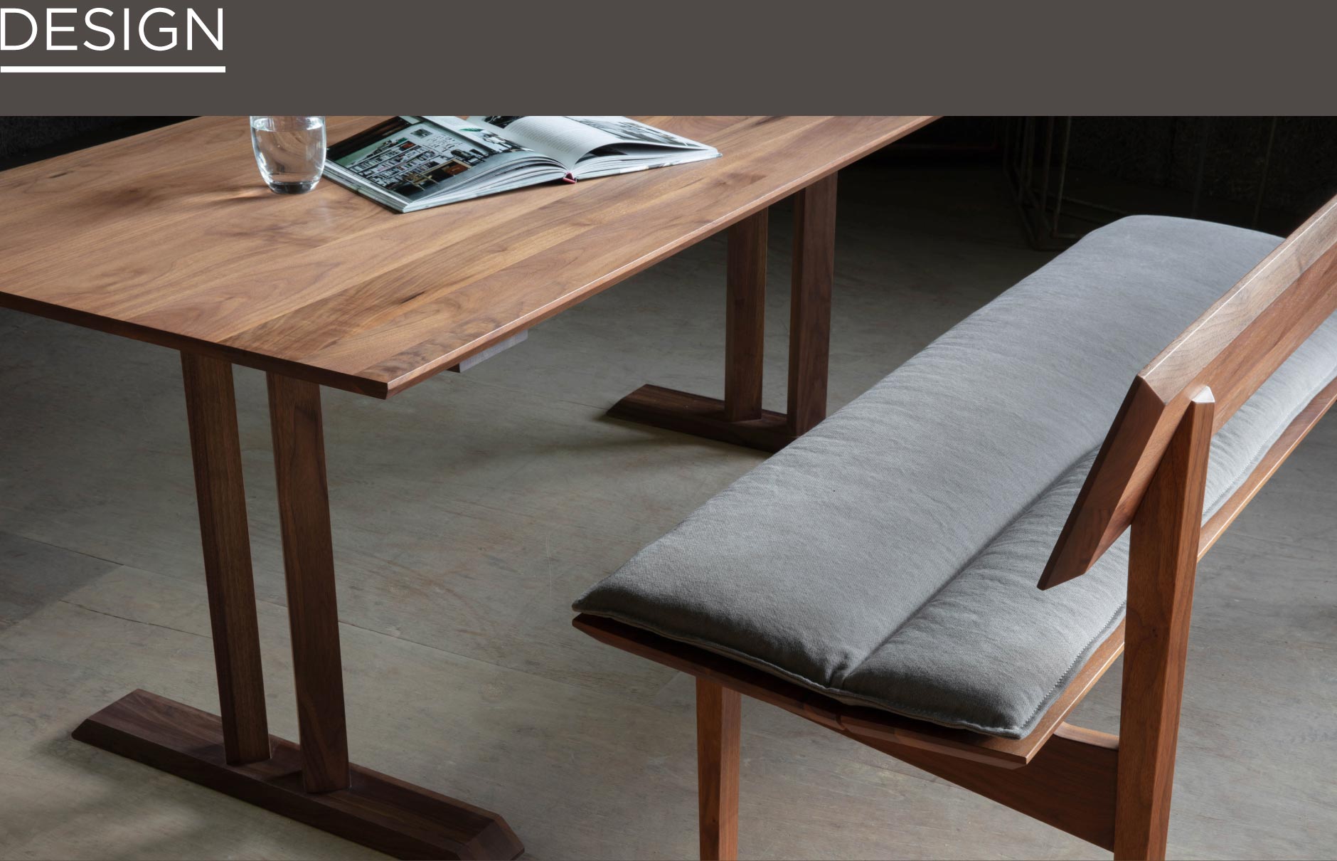 SOLID福岡の家具の中でも出入りのしやすいT字脚ダイニングテーブル。見る角度によって現れる陰影が美しいスタイリッシュなデザイン。