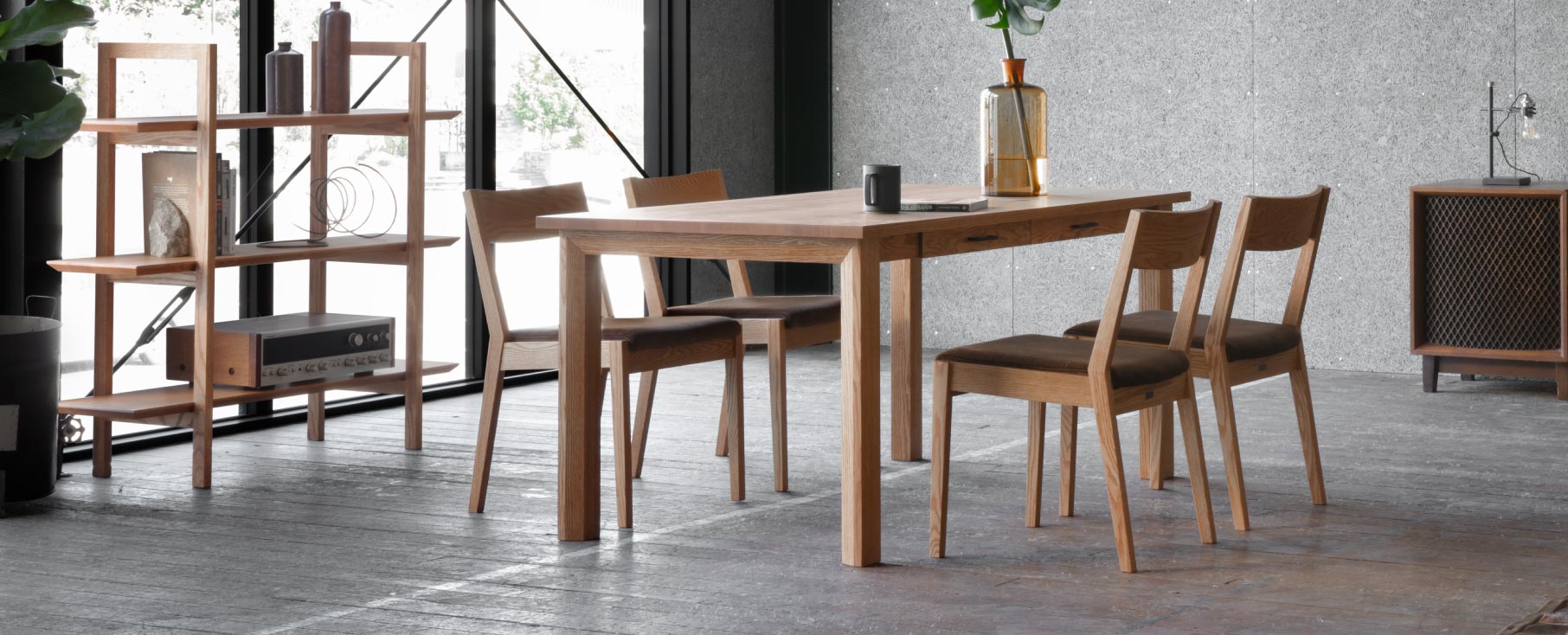 自然木の赤褐色家具 レッドオークの家具で組み合わせるでつくるナチュラルインテリア