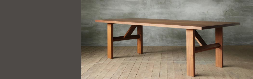 総無垢材で製作されたオーダーテーブル。横幅、奥行、高さまでオーダー可能なテーブル。SOLID福岡では非常に好評いただいています。