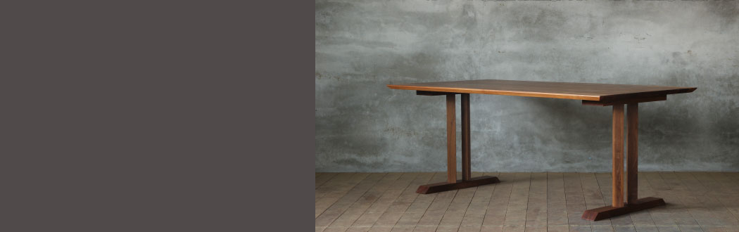 福岡で製作した無垢材のダイニングテーブル。樹種はウォールナット、ブラックチェリー、レッドオークで選べます。サイズ、デザインなどもお好みでお選びください。