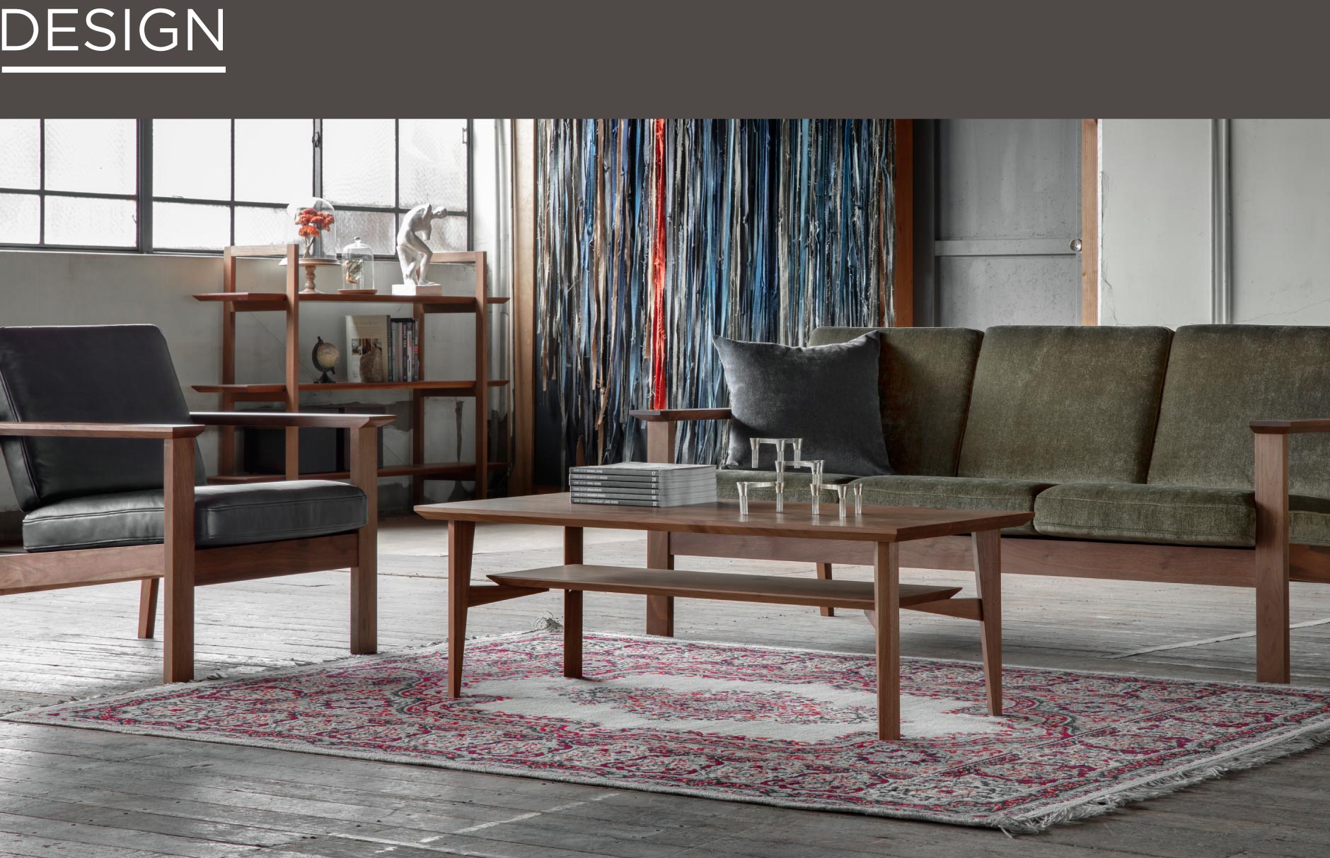 SOLIDの家具の中でも収納に適した長方形のリビングテーブル。テーブル面はテーパーがかかっているシンプルなデザイン性で、空間に馴染みます。