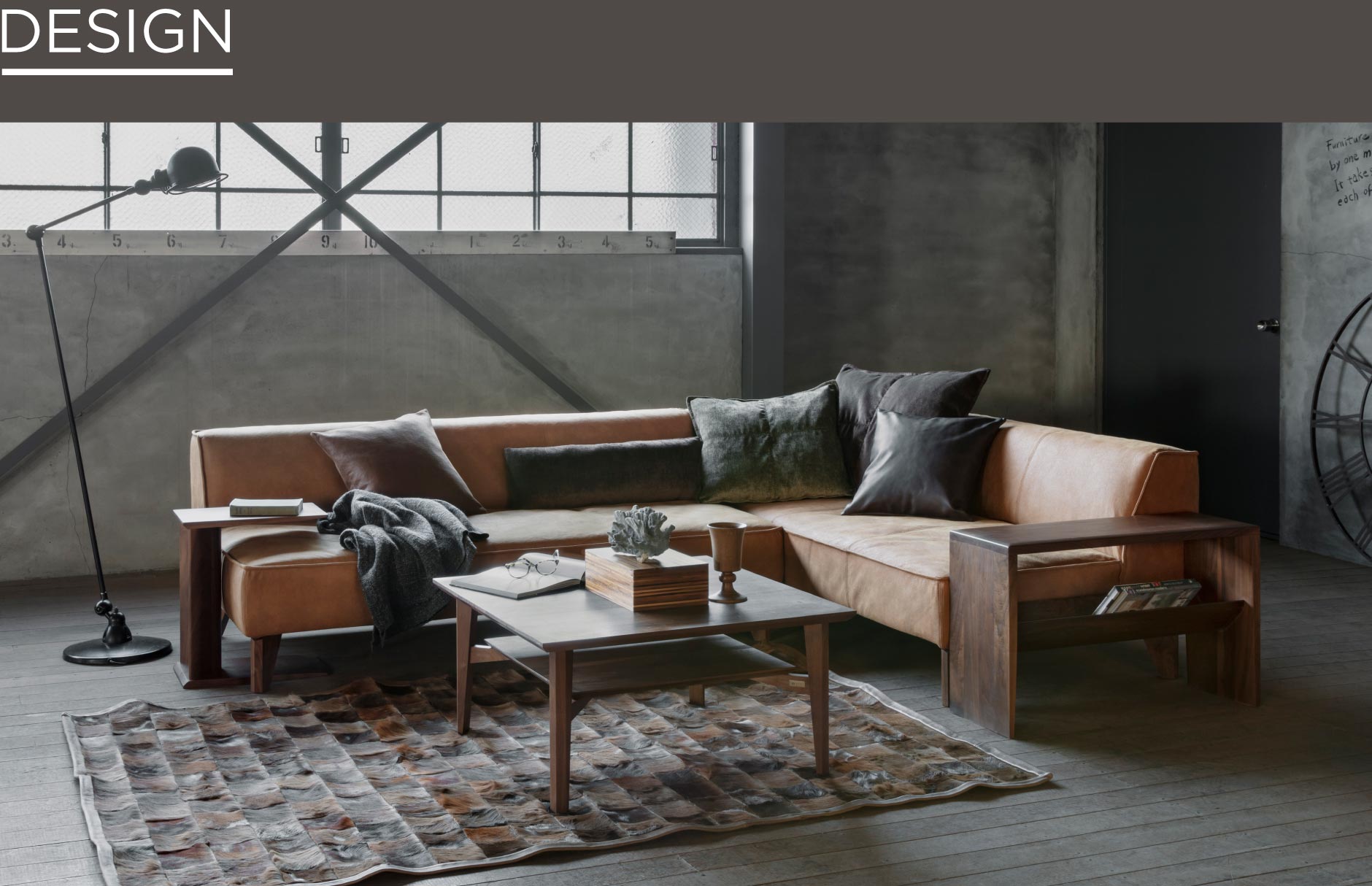 SOLIDの家具の中でも使い勝手の良い正方形のリビングテーブル。コーナータイプのソファなどに合わせて使うと空間が纏まります。