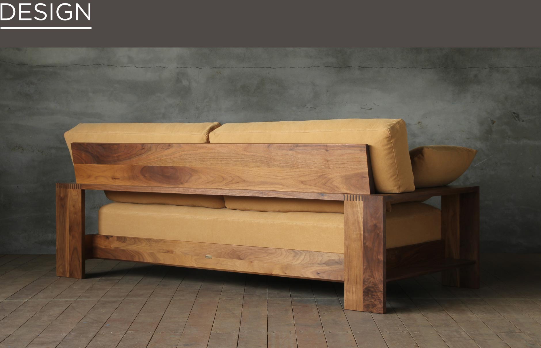SOLID福岡の家具の中でも、無垢材を贅沢に使用し、背クッション座クッションは柔らかさと反発性を兼ね備え快適にご使用いただけるソファです。