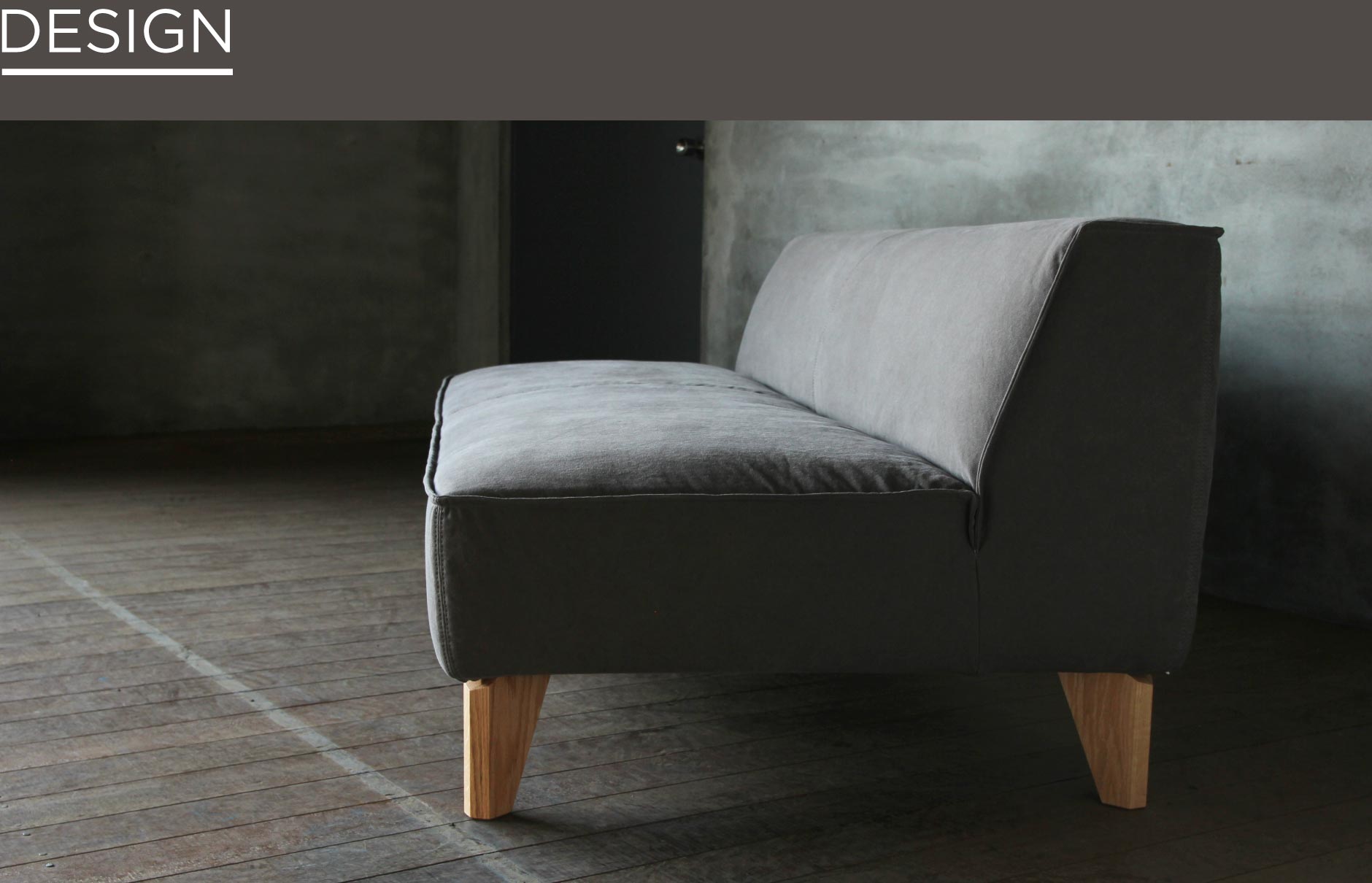 SOLID福岡の家具の中でも人気のアームレスタイプのソファ。総張りタイプで背も低いのでどこからでも座っていただけます。