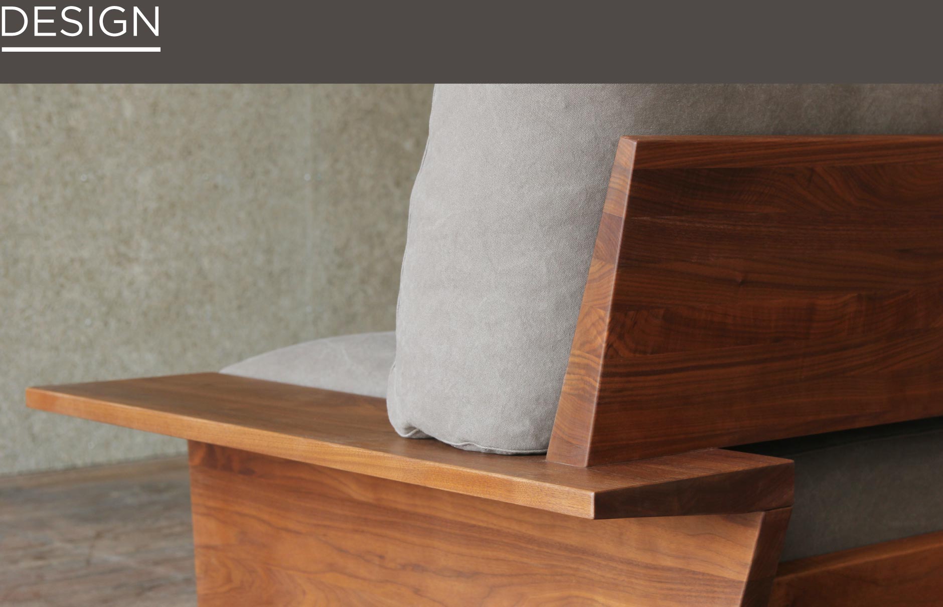 SOLIDの家具の中でも一際無垢材の厚みを感じるソファ。SOLID福岡のソファの中でも無垢材を贅沢に使用しており、重厚感があります。